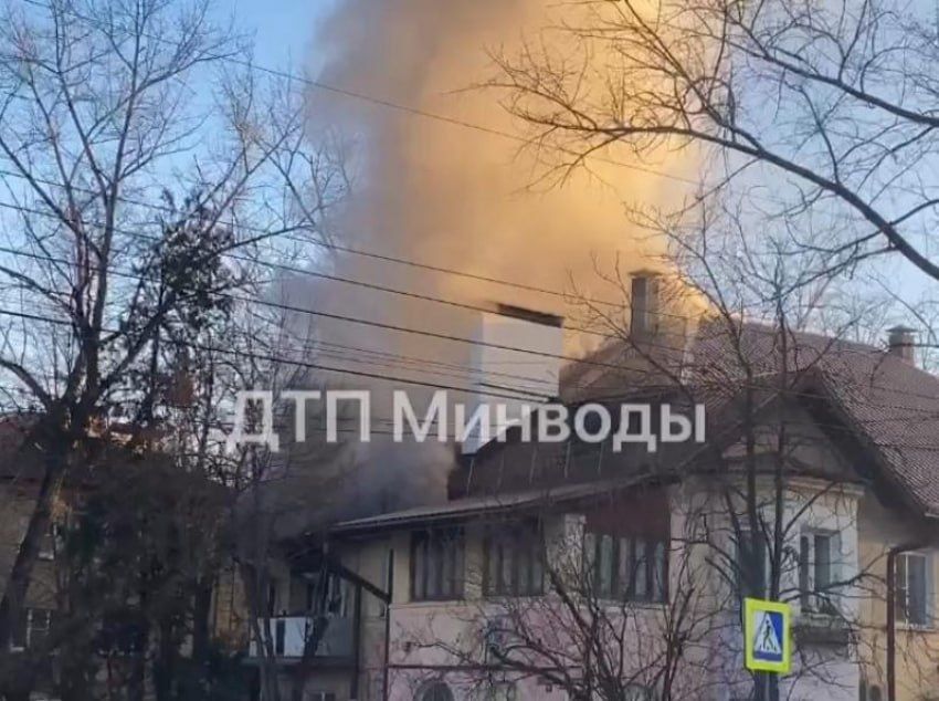 В Минводах произошел пожар в двухэтажном доме, эвакуировано 12 человек