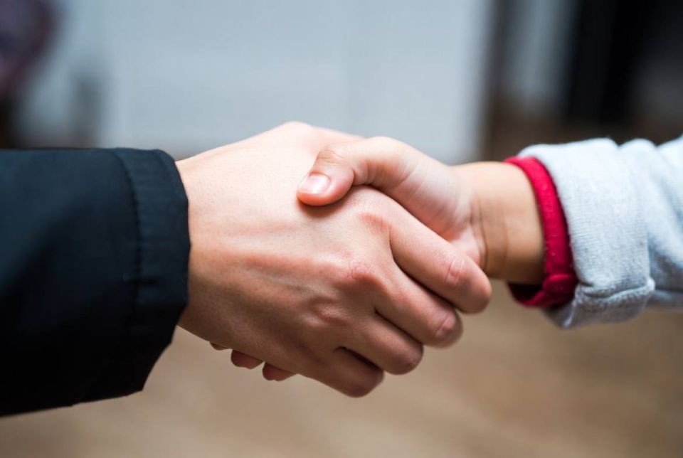 Полицейские поблагодарили юную жительницу Георгиевска, вернувшую подростку потерянный телефон