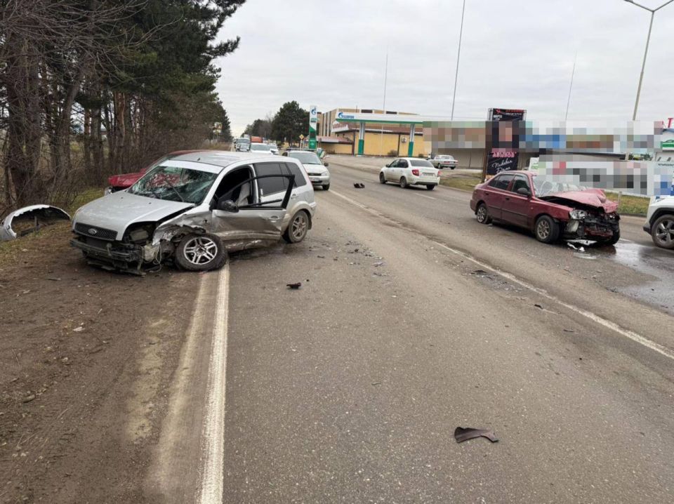 Вблизи Ессентуков в результате столкновения трех автомобилей пострадал водитель