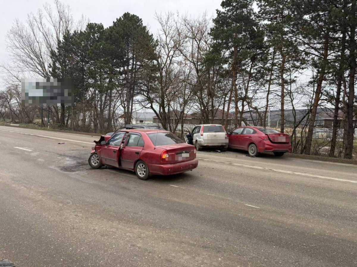 На трассе вблизи Ессентуков столкнулись три легковых автомобиля