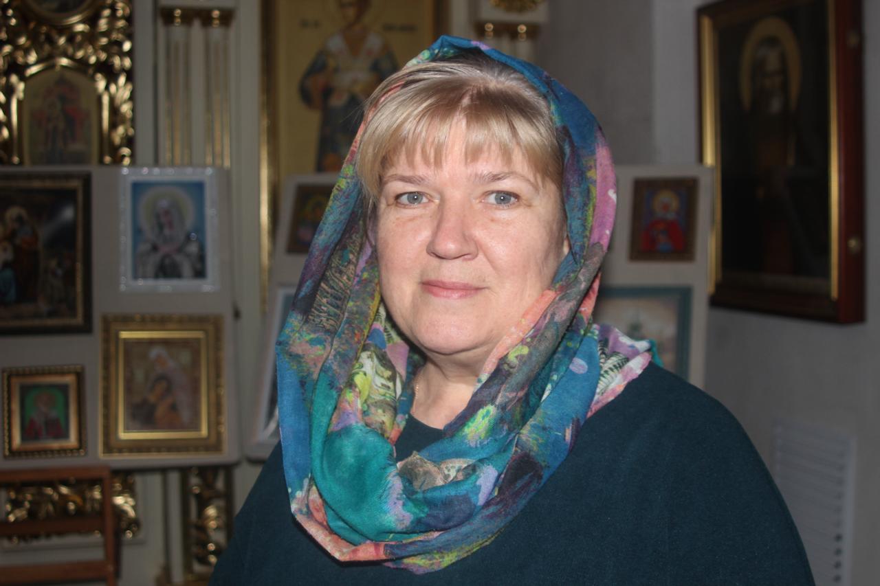 В храме Невинномысска местная мастерица организовывает выставку вышивок