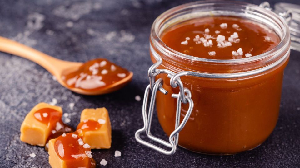 Вкуснейшая соленая карамель готовится за 10 минут: лучший десерт «из ничего» к чаю