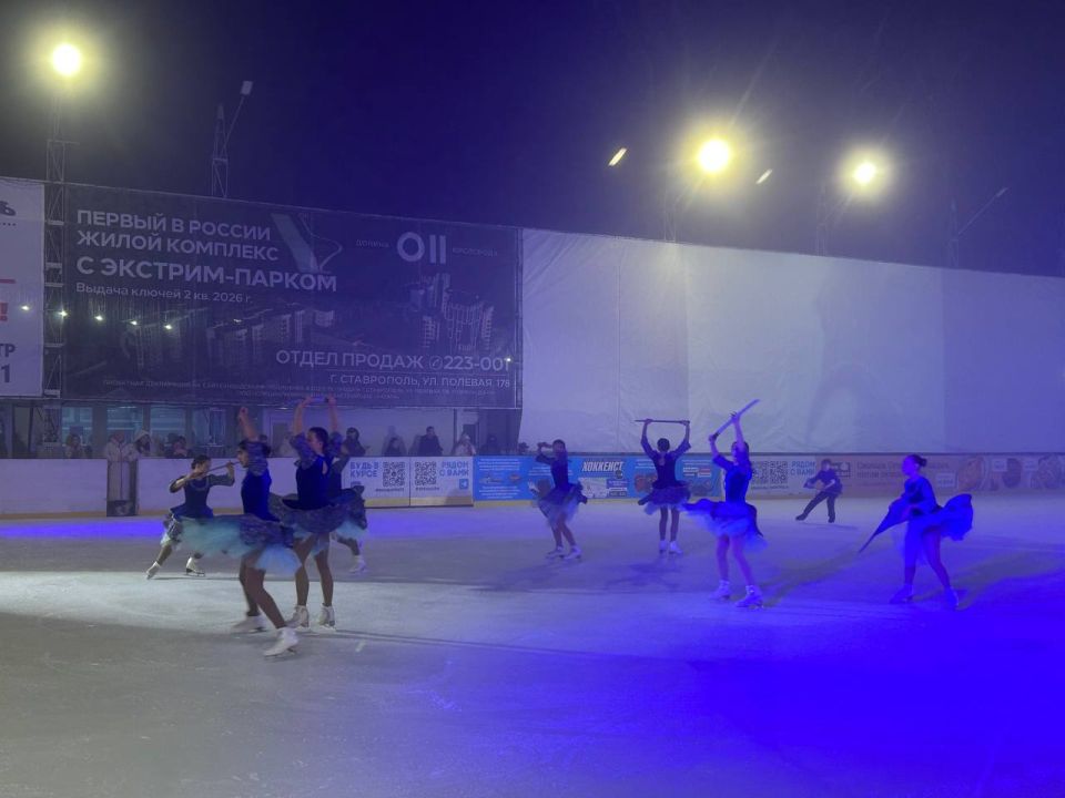 Прямо сейчас парке Победы проходит ледовый патриотический бал