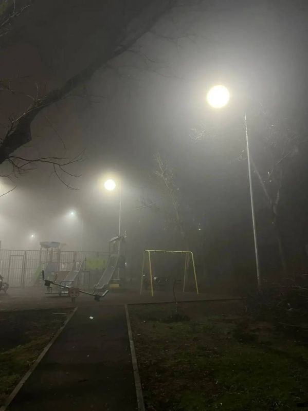 Ночь, улица, фонарь.... Точнее, еще 70 новых фонарей зажглись в Ставрополе. Их поставили на двух участках: вдоль домов № 5 – 15 по проезду Фестивальному появились 39 современных фонарей