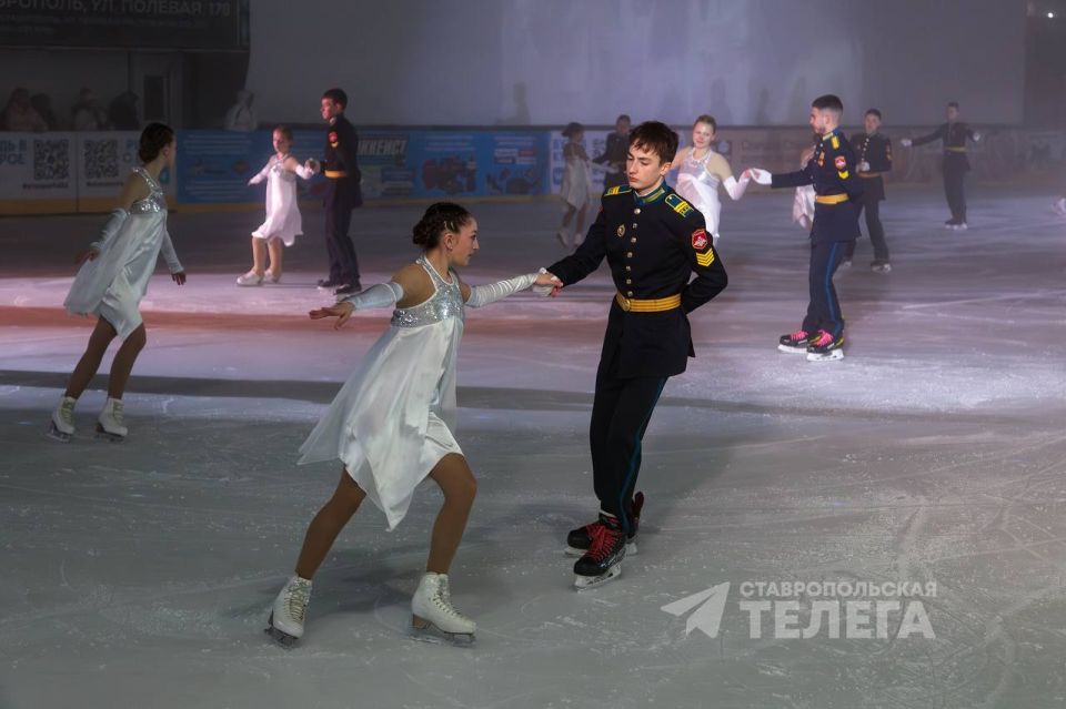 Патриотическое зимнее ледовое шоу показали на катке в парке Победы