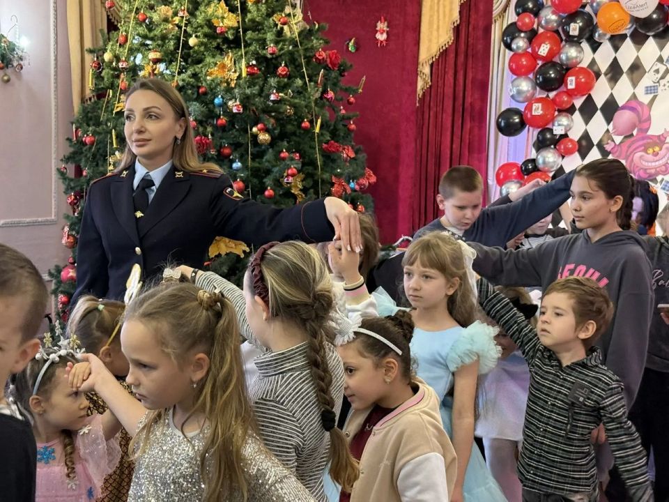 В Ставрополе полицейские и общественники провели интерактивный новогодний спектакль для детей и родителей