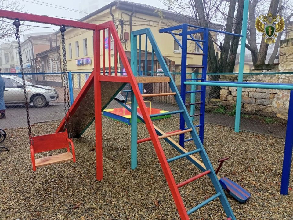 После вмешательства прокуратуры в Ставрополе отремонтирована детская площадка