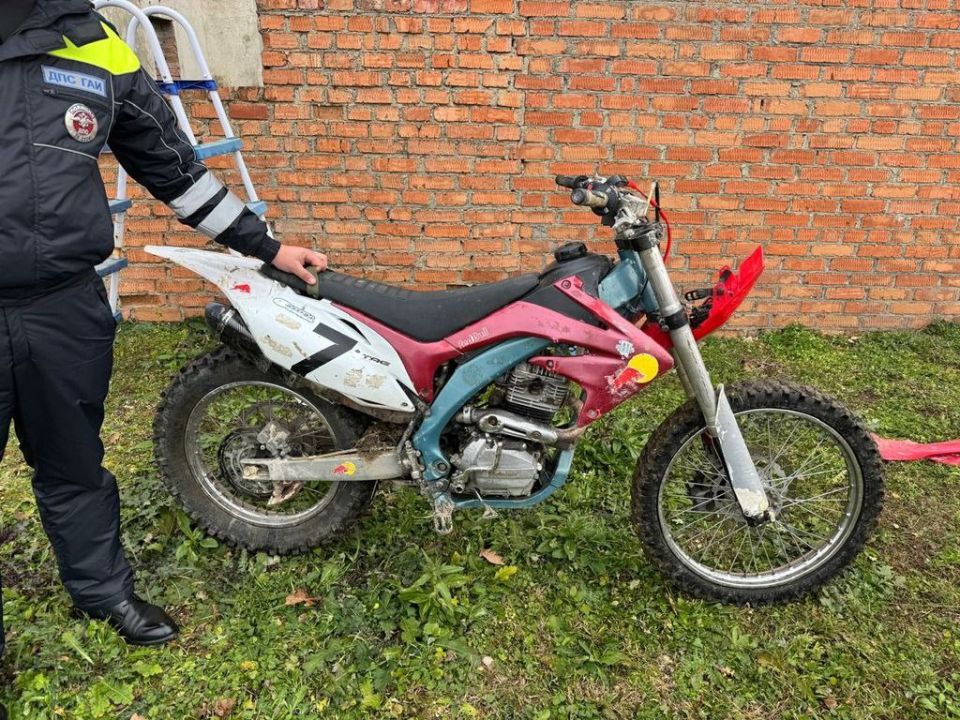 В Минераловодском округе на полевой дороге опрокинулся мотоциклист