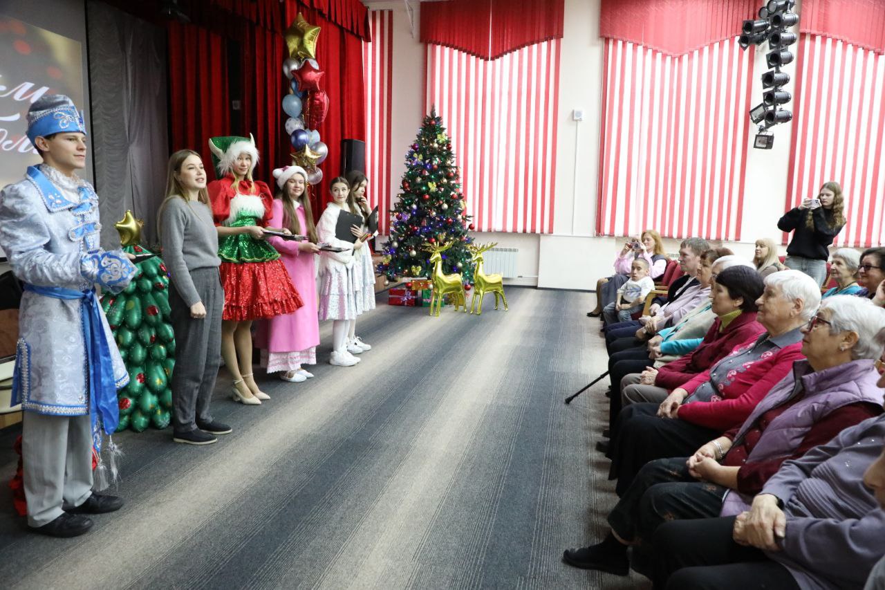 История добра: городские парламентарии подарили новогоднее настроение пожилым ставропольцам История добра: городские парламентарии подарили новогоднее настроение пожилым ставропольцам