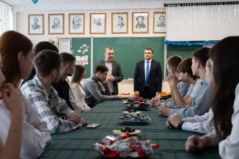 Заместитель министра физической культуры и спорта Ставропольского края Иса Абдуллаев встретился с учащимися Ставропольского училища олимпийского резерва, чьи родственники находятся или погибли в зоне специальной военной...