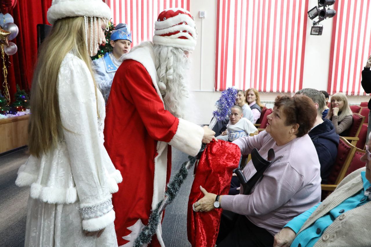 История добра: городские парламентарии подарили новогоднее настроение пожилым ставропольцам История добра: городские парламентарии подарили новогоднее настроение пожилым ставропольцам