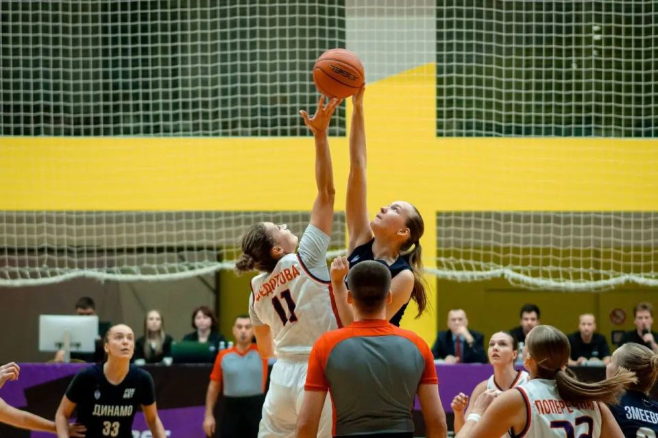 Закончили год в Курске. . Заключительный в 2025 году матч чемпионата России в женской суперлиге баскетболистки клуба «Невинномысск» провели в Курске против представительниц команды «Динамо-Фарм»