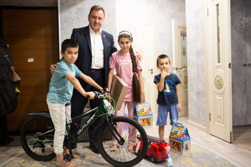 В преддверии нового 2026 года глава Ставрополя Иван Ульянченко исполнил заветные мечты маленьких особенных горожан – 7-летнего сына участника СВО Халида и 14-летней Полины