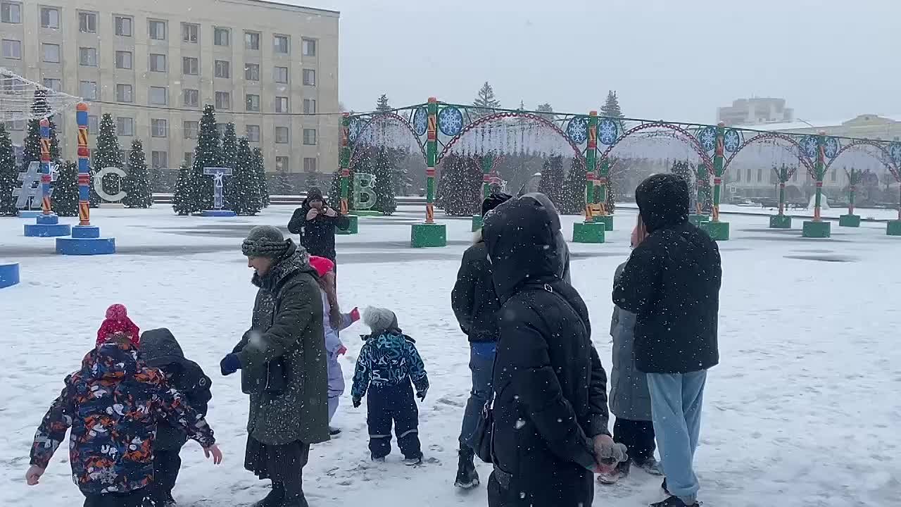 Несмотря на непогоду ставропольцы радуются настоящей зиме в преддверии Нового года и Рождества и вместе с детворой пришли в гости в дом Деда Мороза на площади Ленина