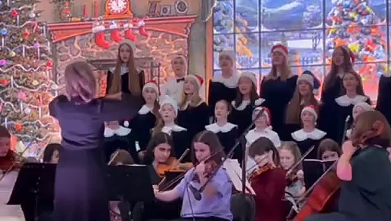 Приглашаем окунуться в атмосферу новогоднего волшебства - воспитанники детской школы искусств дарят вам праздничное настроение трогательным исполнением новогодней песни!