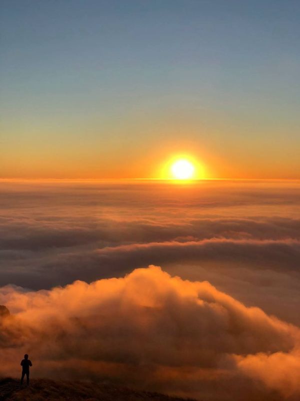 Рассвет на вершине Бештау. Фотограф Артём Мелетов Подпишись на нас в MAX