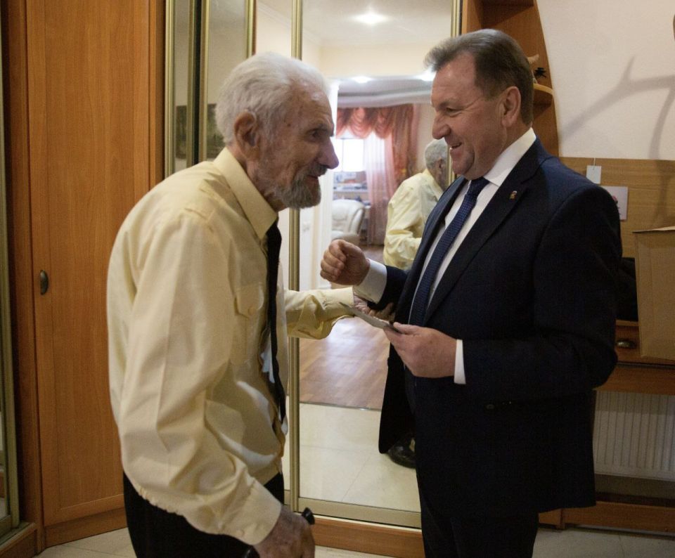 Иван Ульянченко: Подарки и самые теплые поздравления передаем в преддверии новогодних праздников ветеранам Великой Отечественной войны