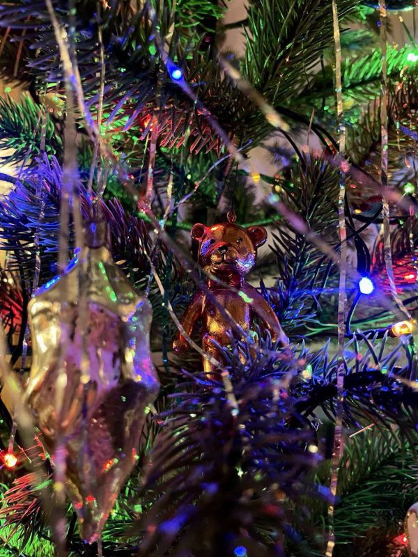 Пятигорчанка наряжает новогоднюю ёлку игрушками 30-х годов XX века