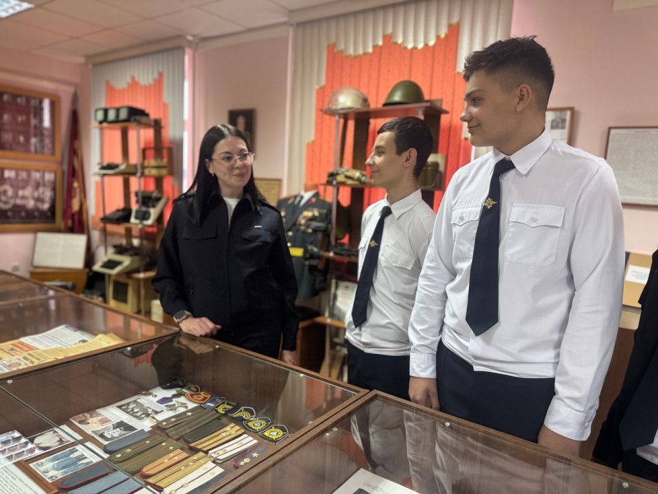 В Минеральных Водах полицейские провели для кадетов профильного класса полиции экскурсию в окружной отдел внутренних дел