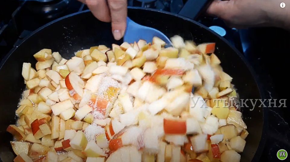 Аромат осени: нежные булочки с яблоками и корицей