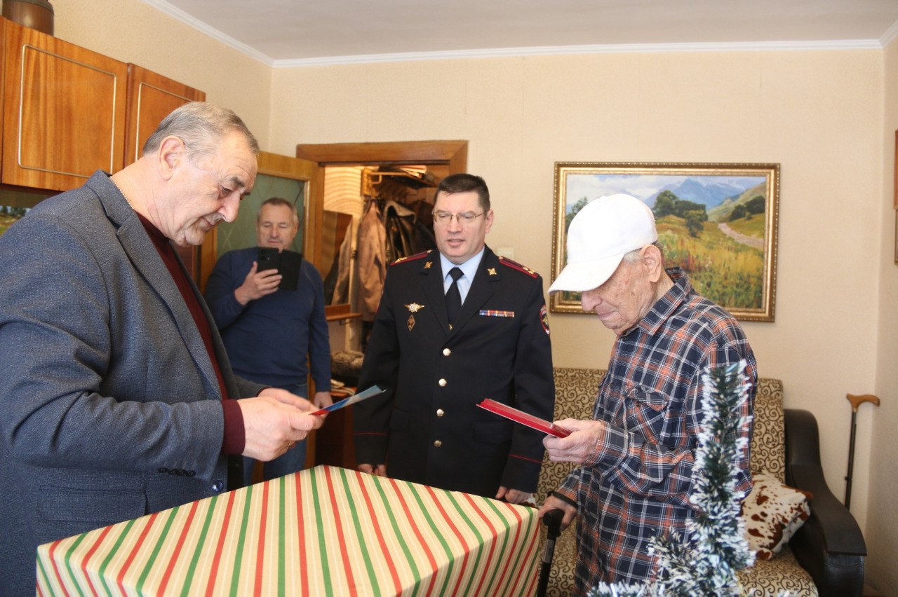 Сотрудники краевого Главка поздравили ветерана Великой Отечественной войны с наступающим Новым годом Сотрудники краевого Главка поздравили ветерана Великой Отечественной войны с наступающим Новым годом