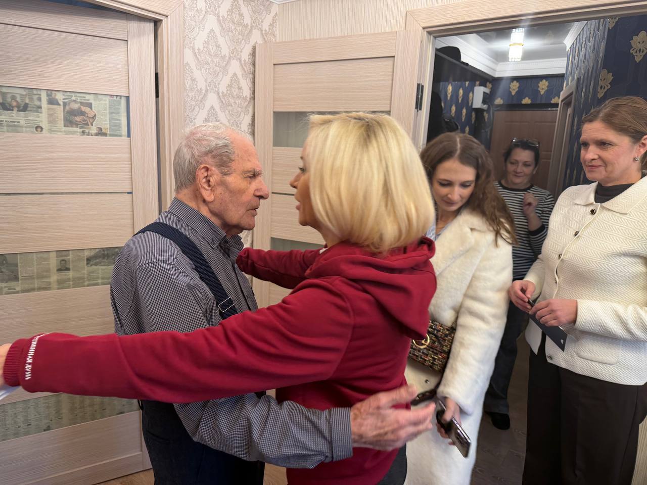 Ольга Казакова: В предновогодние дни радуем не только детвору, но благодарим тех старших, благодаря кому мы живем в свободной прекрасной стране, растим детей, встречаем Новый год Ольга Казакова: В предновогодние дни радуем не только детвору, но благодарим тех старших, благодаря кому мы живем в свободной прекрасной стране, растим детей, встречаем Новый год