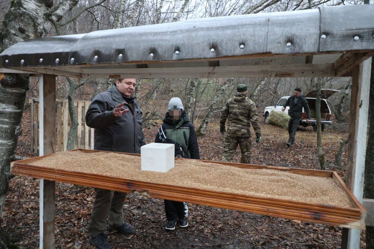 Губернатор Ставрополья исполнил мечту мальчика из Пятигорска — он хотел встретиться с егерем и научиться делать кормушки для зверей