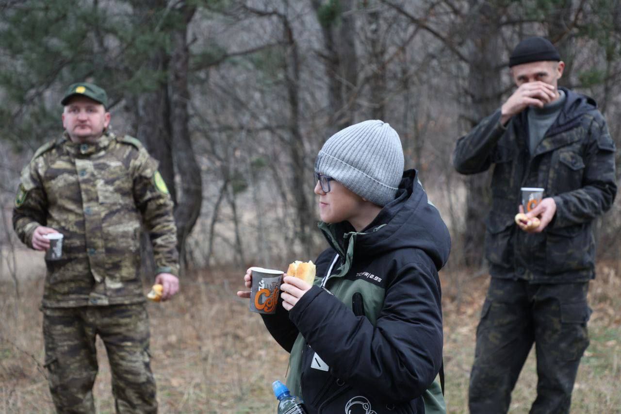 Встретился с егерем и научился делать кормушки для животных - мечта школьника из Пятигорска исполнилась благодаря «Ёлке желаний» Встретился с егерем и научился делать кормушки для животных - мечта школьника из Пятигорска исполнилась благодаря «Ёлке желаний»