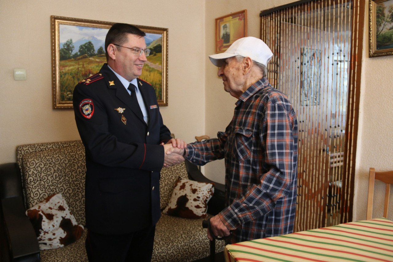 Сотрудники краевого Главка поздравили ветерана Великой Отечественной войны с наступающим Новым годом Сотрудники краевого Главка поздравили ветерана Великой Отечественной войны с наступающим Новым годом