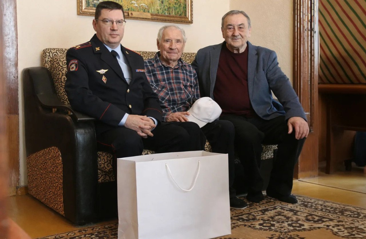 Сотрудники краевого Главка поздравили ветерана Великой Отечественной войны с наступающим Новым годом Сотрудники краевого Главка поздравили ветерана Великой Отечественной войны с наступающим Новым годом