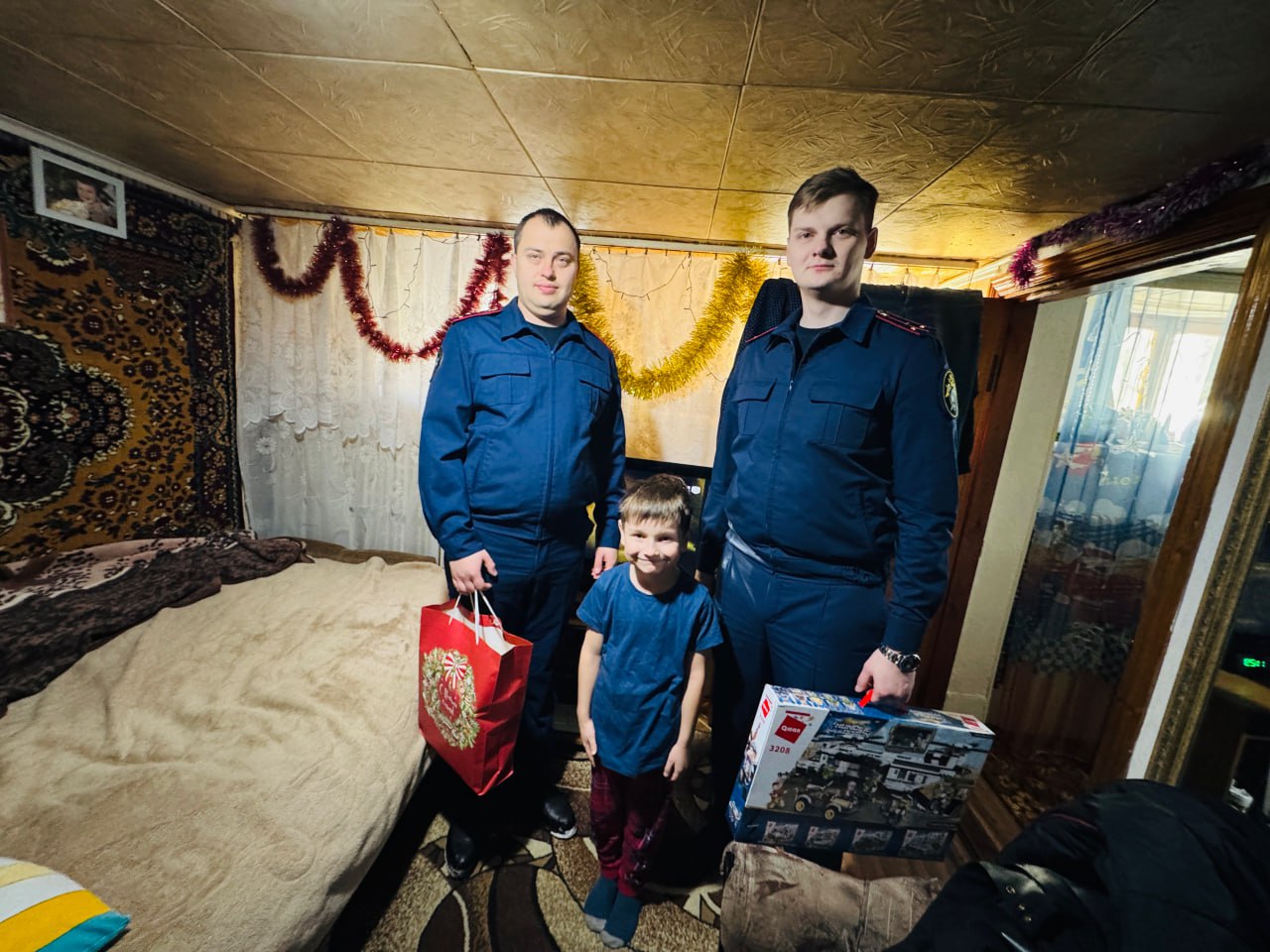 В Ставрополе офицеры СК России подарили праздник ребенку в канун Нового года и Рождества