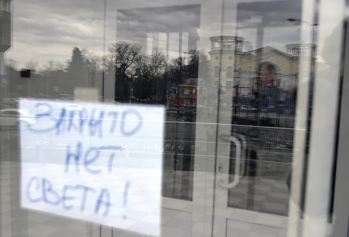 Из-за налипания снега 15 населенных пунктов на Ставрополье остались без света