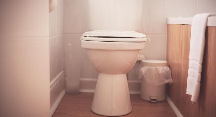 Почему смывать мусор в унитаз — это плохая идея: мнение сантехника