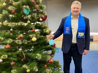 Краевые депутаты продолжают участвовать в акции "Елка желаний"