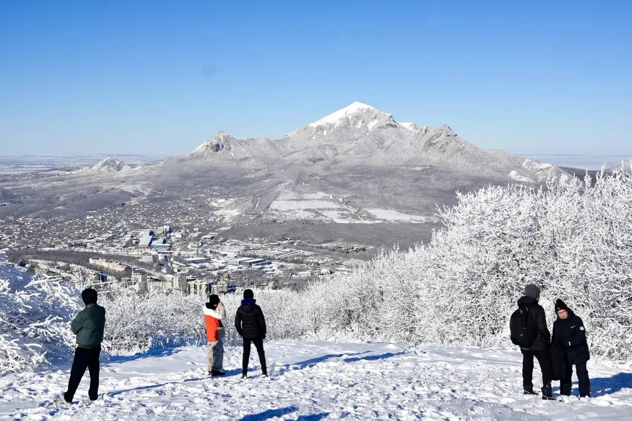 Дмитрий Ворошилов: Самые лучшие виды на Эльбрус, Кавказский хребет, наши горы-лакколиты и заснеженный Пятигорск, конечно же, открываются с вершины горы Машук Дмитрий Ворошилов: Самые лучшие виды на Эльбрус, Кавказский хребет, наши горы-лакколиты и заснеженный Пятигорск, конечно же, открываются с вершины горы Машук