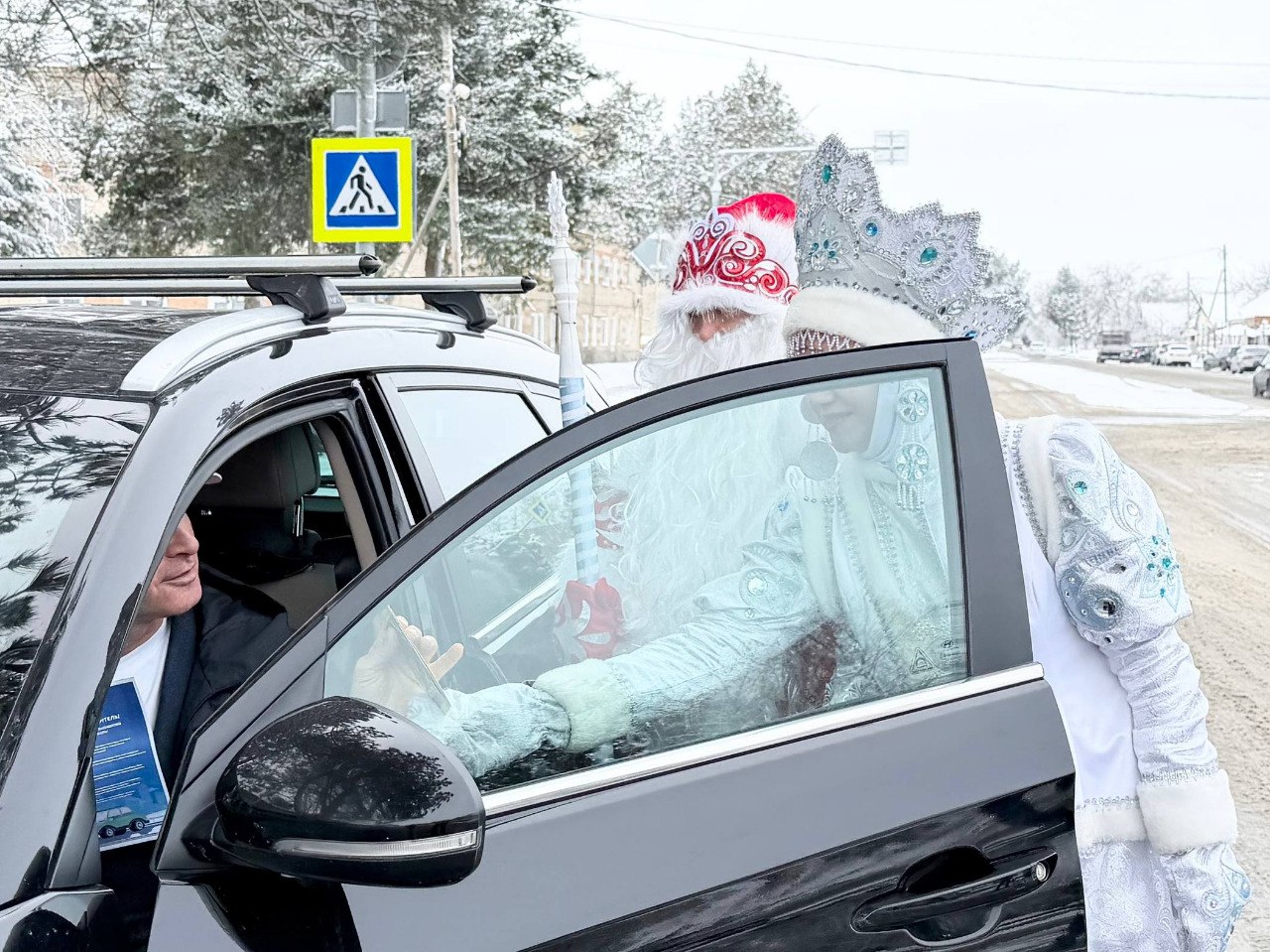В Курском округе Дед Мороз и Снегурочка совместно с сотрудниками Госавтоинспекции провели праздничную акцию В Курском округе Дед Мороз и Снегурочка совместно с сотрудниками Госавтоинспекции провели праздничную акцию