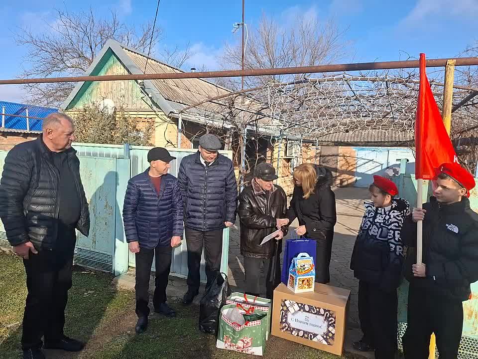 В канун Нового года депутаты Думы края поздравили ветеранов