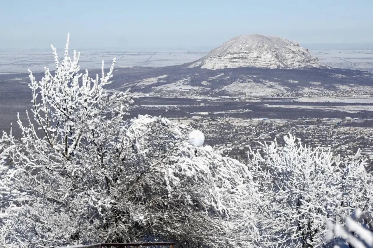 Дмитрий Ворошилов: Самые лучшие виды на Эльбрус, Кавказский хребет, наши горы-лакколиты и заснеженный Пятигорск, конечно же, открываются с вершины горы Машук Дмитрий Ворошилов: Самые лучшие виды на Эльбрус, Кавказский хребет, наши горы-лакколиты и заснеженный Пятигорск, конечно же, открываются с вершины горы Машук