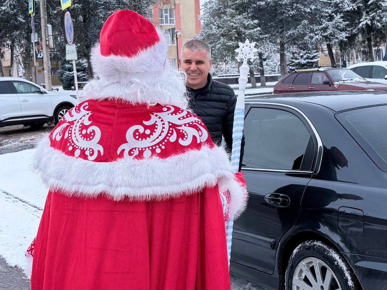 В Курском округе Дед Мороз и Снегурочка совместно с сотрудниками Госавтоинспекции провели праздничную акцию В Курском округе Дед Мороз и Снегурочка совместно с сотрудниками Госавтоинспекции провели праздничную акцию