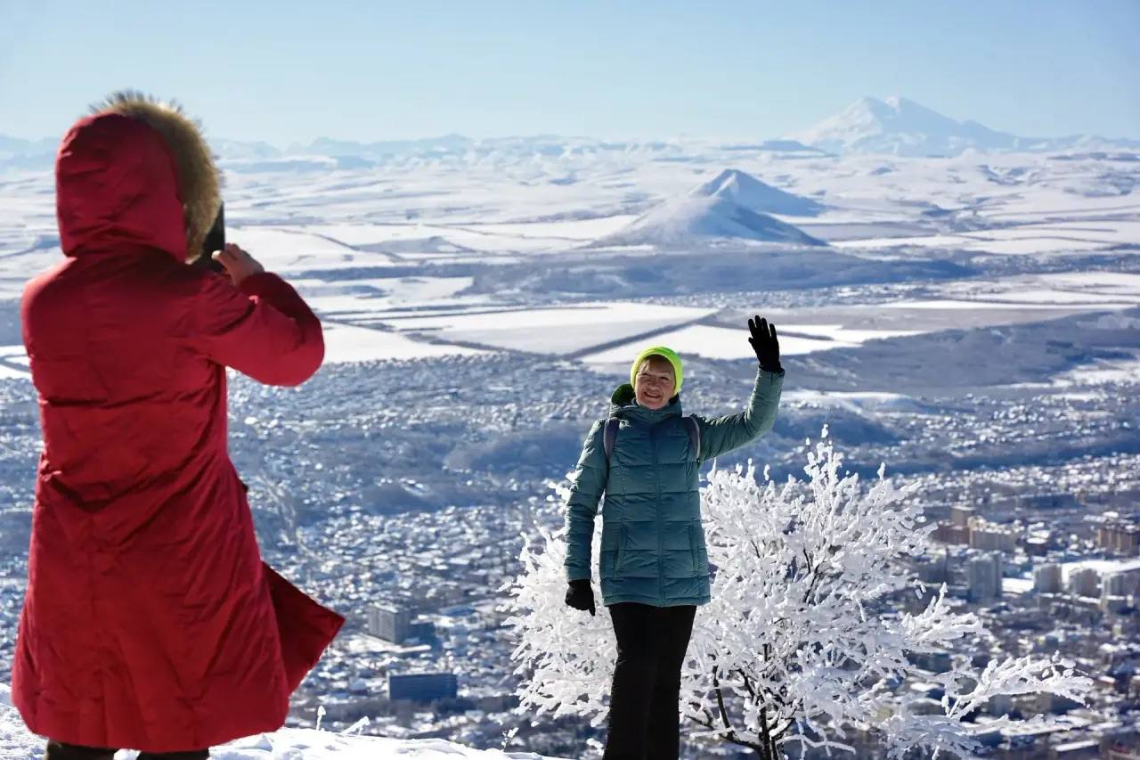 Дмитрий Ворошилов: Самые лучшие виды на Эльбрус, Кавказский хребет, наши горы-лакколиты и заснеженный Пятигорск, конечно же, открываются с вершины горы Машук Дмитрий Ворошилов: Самые лучшие виды на Эльбрус, Кавказский хребет, наши горы-лакколиты и заснеженный Пятигорск, конечно же, открываются с вершины горы Машук