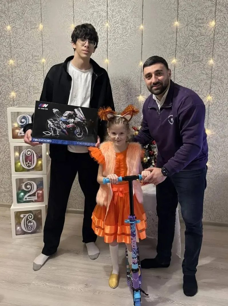 Председатель Общественного совета краевого Главка исполнил новогодние мечты детей из Михайловска в рамках акции «Ёлка желаний» Председатель Общественного совета краевого Главка исполнил новогодние мечты детей из Михайловска в рамках акции «Ёлка желаний»