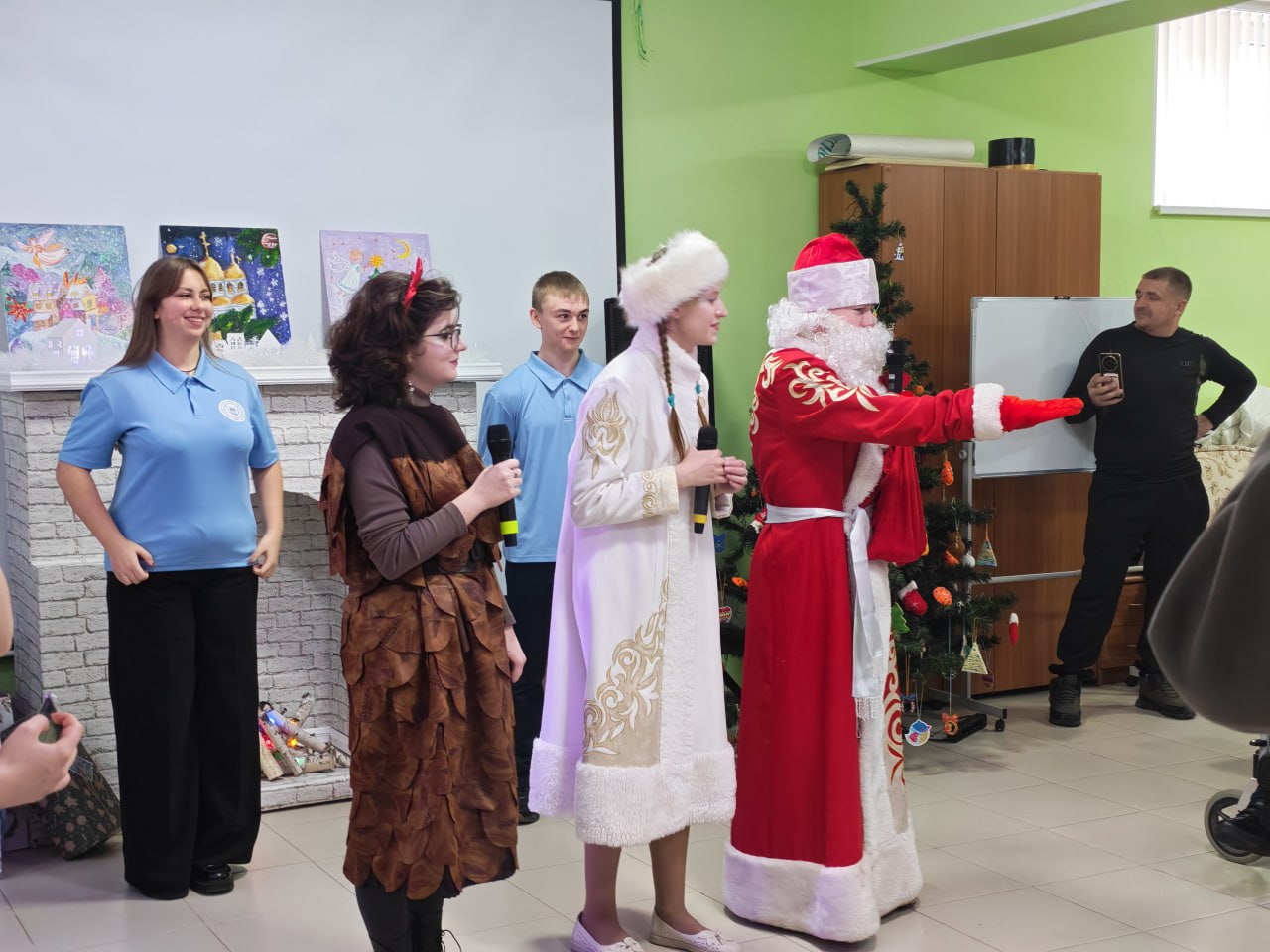 Сотрудники СК России поздравили детей из «Солнечного городка» с Новым годом и Рождеством Сотрудники СК России поздравили детей из «Солнечного городка» с Новым годом и Рождеством