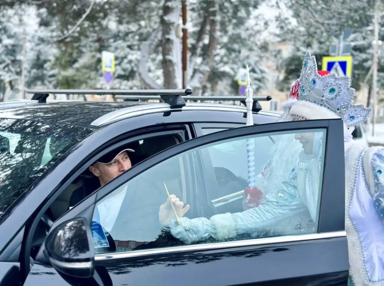 В Курском округе Дед Мороз и Снегурочка совместно с сотрудниками Госавтоинспекции провели праздничную акцию В Курском округе Дед Мороз и Снегурочка совместно с сотрудниками Госавтоинспекции провели праздничную акцию
