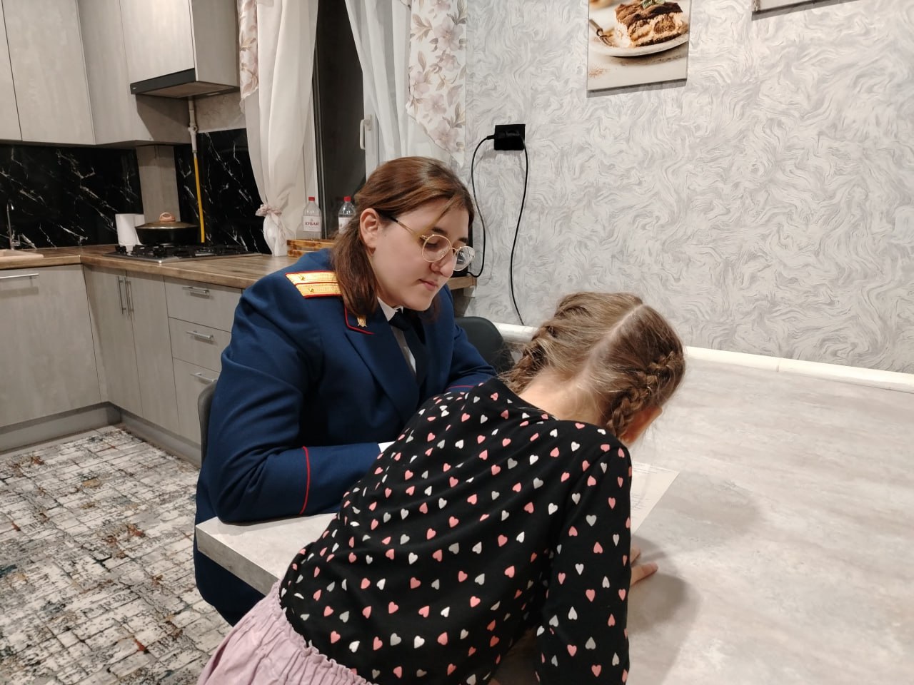 Сотрудники Новоалександровского межрайонного следственного отдела поздравили чудесную девочку с Новым годом Сотрудники Новоалександровского межрайонного следственного отдела поздравили чудесную девочку с Новым годом