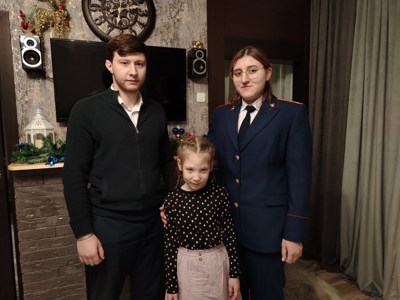 Сотрудники Новоалександровского межрайонного следственного отдела поздравили чудесную девочку с Новым годом Сотрудники Новоалександровского межрайонного следственного отдела поздравили чудесную девочку с Новым годом