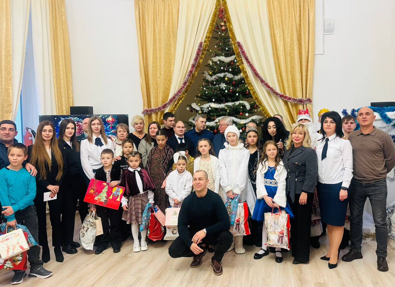 Сотрудники следственного отдела по городу Пятигорск СУ СК России по Ставропольскому краю поздравили воспитанников двух детских домов с новогодними праздниками