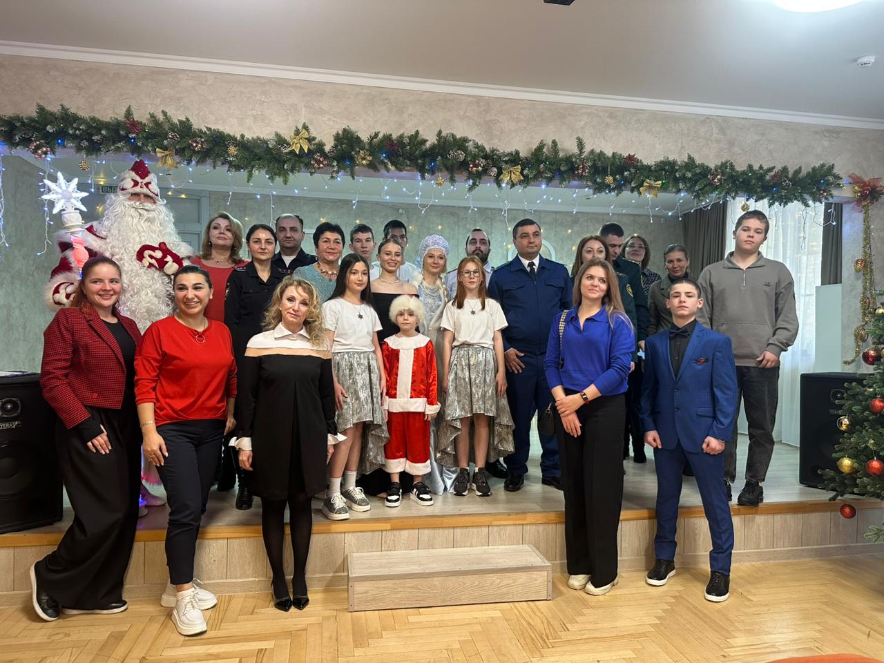 Сотрудники следственного отдела по городу Пятигорск СУ СК России по Ставропольскому краю поздравили воспитанников двух детских домов с новогодними праздниками Сотрудники следственного отдела по городу Пятигорск СУ СК России по Ставропольскому краю поздравили воспитанников двух детских домов с новогодними праздниками