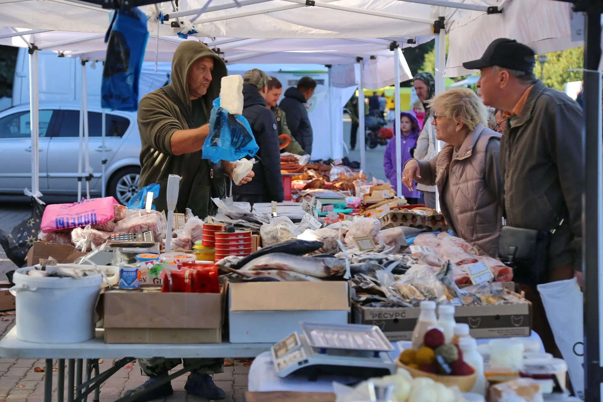 Много лет подряд продовольственные ярмарки в краевой столице проводятся в рамках акции «Покупай ставропольское!» и неизменно радуют жителей разнообразием ассортимента и высоким качеством