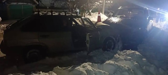 В Изобильненском округе в результате наезда на стоящий транспорт пострадал несовершеннолетний пассажир