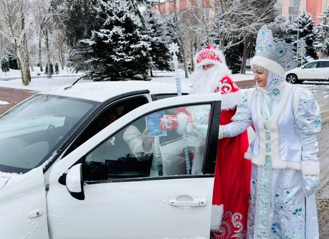 В Курском округе Дед Мороз и Снегурочка совместно с сотрудниками Госавтоинспекции провели праздничную акцию В Курском округе Дед Мороз и Снегурочка совместно с сотрудниками Госавтоинспекции провели праздничную акцию